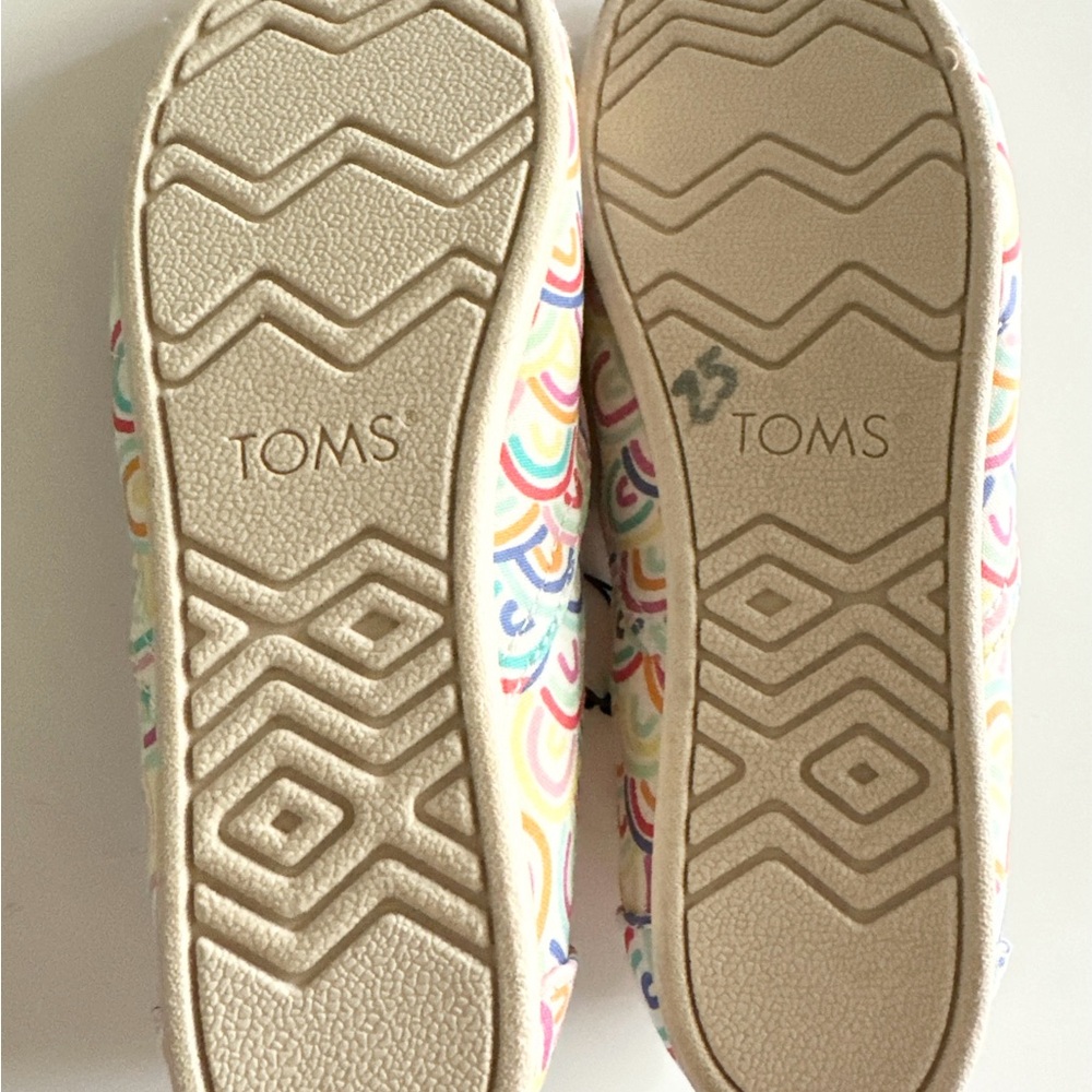 New TOMS Rainbow Arch Slip-On Shoes - Picture 2 of 2